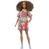 Barbie - Bambola Fashionistas con capelli ricci castani, sportiva, con vestito t-shirt con graffiti e accessori, giocattolo per bambini, 3+ anni, HPF77