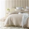 ROOM99 Molly Elegante copriletto in crema, 240 x 260 cm, versatile come copriletto o copridivano, coperta per letto e divano, trapunta stile ideale come bedspread