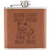 Gift Base Dietro Ogni Great Persona È Un Mouse 170ml Simil Pelle Hip Flask Tan Divertente