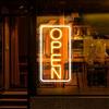 SOLIDEE Insegna Luminosa LED Scritte Neon Alimentate da USB con Interruttore Dimmerabile Luce al neon per Decorare Party Bar Hotel Shop Cafe Restaurant Sala giochi(verticale bianco giallastro)