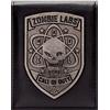 First Person Call of Duty Zombie Labs Emblema Teschio Metallico Iconico Portafoglio/Portamonete Bi-Fold Porta-ID & Porta-Carte, Nero
