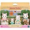 Sylvanian Families - Famiglia Gatto Latte - Set di 4 Personaggi con Abiti Campagnoli e Accessori Quotidiani - Modello 5738