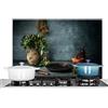 KitchenYeah© Pannello Paraschizzi da Cucina Alluminio 80x55 cm Alzatina Top Decorazioni Pannelli Paraspruzzi Erbe - Spezie - Padella - Coltello - Grigio - Rustico