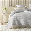 ROOM99 Molly Elegante copriletto in grigio chiaro, 200 x 220 cm, versatile come copriletto o copridivano, coperta per letto e divano, trapunta stile ideale come bedspread