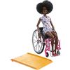 Barbie - Barbie Fashionistas bambola Barbie con sedia a rotelle e rampa, giocattoli per bambini e bambine, capelli ricci neri, tutina con cuoricini e arcobaleno, giocattolo per bambini 3+ Anni, HJT14