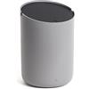Kazai. Cestino Bagno Piccolo 'Tove' - 1,5L | Esclusivo Mini Cestino di Design da Berlino | Pattumiera da Tavolo per Bagno, Cucina & Scrivania | Antiscivolo, Secchio Interno | Grigio scuro, Nero