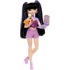 Barbie Dream Besties - Renee, bambola snodata alla moda con lunghi capelli neri e ciocche viola brillanti, 11 accessori a tema vlog di cucina e viaggi inclusi, giocattolo per bambini, 4+ anni, HYC24
