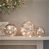 Lights4fun Set di 3 Sfere Luminose Fatate in Vetro con Effetto Palla Mercurio Craquelé a Batteria, Lampada da Tavolo Decorativa per Casa, LED Bianco Caldo con Timer e Telecomando per Uso Interno