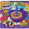 Kinetic Sand |Set Gioco Swirl N' Surprise |Sabbia Colorata in 4 variazioni | Sabbia cinetica 907gr | Sabbia Magica da Modellare | 4 Accessori e Mixer |Giocattoli per Bambini e Bambine 3 Anni