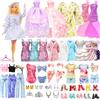 Carreuty 56 vestiti per bambole = 1 abito alla moda set 2 abiti da principessa 2 abiti da sera 2 abiti da bagno 4 top pantaloni 1 pigiama + scarpe borsa appendiabiti gioielli corone collana per bambole da 11,5