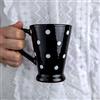 City to Cottage® Tazza da Caffellatte, Caffè Americano e Tè con Ampio Manico | Realizzata e Dipinta a Mano in Ceramica | Fantasia con Puntini a Pois Nero e Bianco | Idea Regalo