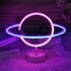 HOTUT Insegna al Neon LED con Base di Supporto, Pianeta Lampade Decorative Lampada da Notte al Neon Pianeta Luci Decorative per Feste in Famiglia Forniture, Luce a LED Alimentata a Batteria/USB