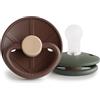 FRIGG Little Viking Ciuccio in Silicone | Pacco con 2 Ciucci | Prodotto in Danimarca | Senza BPA | Tettarella simmetrica a ciliegia | (Cocoa/Olive, Taglia 1 (0-6 Mesi))