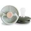 FRIGG Little Viking Ciuccio in Silicone | Pacco con 2 Ciucci | Prodotto in Danimarca | Senza BPA | Tettarella simmetrica a ciliegia | (Sage/Olive, Taglia 1 (0-6 Mesi))