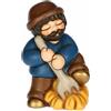 THUN, Uomo con Forcone e Fieno Blu in Ceramica di Alta Qualità, Collezione Presepe Classico, Statuine per Presepe di Natale da Collezione, 5,2 x 4,3 x 7,9 cm