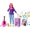 Barbie Daisy, Bambola Curvy con Capelli Rosa, Gattino, Chitarra, Valigia Apribile, Adesivi e 9 Accessori, Giocattolo per Bambini di 3+ Anni, FWV26