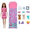 Barbie - Pigiama Party per Cuccioli, playset con bambola e 2 cuccioli, 10 accessori con effetto cambia colore inclusi, sacco a pelo e mascherine, giocattolo per bambini, 3+ anni, HXN01