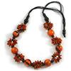 Avalaya Collana lunga con motivo floreale in legno arancione/nero/oro su cordoncino di cotone nero, regolabile da 84 cm, Misura unica, Legno corde Legno