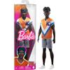 Barbie - Ken Fashionistas con capelli neri e treccine, look alla moda con maglia sportiva e shorts, giocattolo per bambini, 3+ anni, HPF79