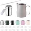 Zuquik Brocca per latte in acciaio inox, 750 ml, barista | con misurazione Mark 24oz，bricco per latte con spargitore per cacao, 16 stencil e penna per cappuccino e espresso, bianco