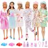 Xerteam 25 vestiti e accessori per bambole, Compatibile con Barbie con 5 pigiami alla moda, accappatoio, 3 pantofole, 4 foulard, 1 asciugamano da bagno, 12 accessori da bagno per bambole da