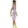 Barbie - Bambola Fashionistas con capelli castani raccolti in uno chignon, abito colorato in maglia, occhiali da sole e sandali, giocattolo per bambini, 3+ anni, HJT07