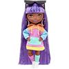 Barbie - Extra Minis Bambola n. 7, di 14 cm con abito con cappuccio a blocchi di colore e stivali, piedistallo e accessori, giocattolo e regalo per Bambini 3+ Anni, HJK66