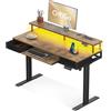 OffiGo Scrivania regolabile in altezza con cassetti, 120 cm, scrivania elettrica con ripiano per tastiera, scrivania per computer con supporto per monitor, Prese e LED Luce, Marrone