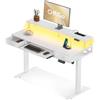 OffiGo Scrivania regolabile in altezza con cassetti, 120 cm, scrivania elettrica con ripiano per tastiera, scrivania per computer con supporto per monitor, Prese e LED Luce, Bianco