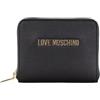 Love Moschino Il portafoglio piccolo Love Moschino da donna in similpelle nero è un accessorio elegante e pratico, perfetto per organizzare i tuoi effetti personali con stile. Realizzato in resistente