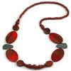 Avalaya Collana lunga con perline di legno dipinte geometriche in marrone, rosso, grigio - 90 cm L