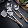 NORHOR Set di 4 utensili da cucina in acciaio inox, spatola wok in acciaio inossidabile 304, mestolo, scolapasta e spatola con manico lungo in legno resistente al calore. (4 pezzi manico rotondo)