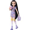 Barbie Dream Besties - Renee, bambola snodata alla moda con pattini a rotelle e capelli neri, 9 accessori a tema video e cibo inclusi, giocattolo per bambini, 4+ anni, JFX99