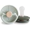 FRIGG Little Viking Ciuccio in Silicone | Pacco con 2 Ciucci | Prodotto in Danimarca | Senza BPA | Tettarella simmetrica a ciliegia | (Sage/Olive, Taglia 2 (6-18 Mesi))