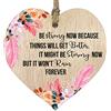 Stuff4 Targa in legno chiaro da appendere a forma di cuore con scritta Be Strong Now Because Things Will Get Better, regalo per rallegrare qualcuno su, placche con citazioni, Babbo Natale segreto,