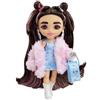 Barbie - Barbie Extra Minis Bambola con capelli castani abito di jeans con giacca in pelliccia sintetica vestiti e accessori, giocattolo per bambini 3+ Anni, HKP90
