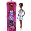 Barbie - Fashionistas N 185 Bambola con Capelli Neri Raccolti, Abito di Jeans Sbiancato a Spalle Scoperte, Bandana Arancione, Stivali Bianchi, Giocattolo per Bambini 3+ Anni, HBV17