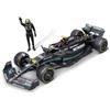Burago BBURAGO - Mercedes AMG Petronas W14 Lewis Hamilton #44 2023 - Modellino Realistico Auto in Scala 1:24 e Personaggio di Lewis Hamilton, Licenza Ufficiale Mercedes, Età consigliata 14+ Anni
