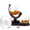 Maverton Decanter per Whisky in vetro - incisione personalizzata - Caraffa a forma di mappamondo da 850 ml + 2 bicchieri da whisky - regalo uomo - compleanno