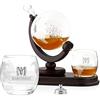 Maverton Decanter per Whisky in vetro - incisione personalizzata - Caraffa a forma di mappamondo da 850 ml + 2 bicchieri da whisky - regalo uomo - nobile