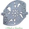 Ceramica Sarda Applique artigianale sarda con fiori laterali bianca fatta a mano in ceramica 1XE27 921/20