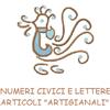 Ceramica Sarda Numeri civici e lettere artigianali con pavoncella sarda