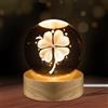Luyuttn Sfera di cristallo 3D con motivo a trifoglio, luce notturna per bambini a forma di sfera in vetro, lampada da notte con base in legno, Lampada da Tavolo Decorativa, Multicolore, Diametro 6C