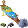 Hot Wheels Torneo dei Titani Playset con Monster Truck Bigfoot e Gunkster per sfide a testa a testa, passa sul ponte innesca l'esplosione, Giocattolo per Bambini 4+ Anni, HGV12