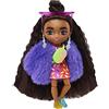 Barbie Mini bambola HGP63 con abito rosa e rosso, pelliccia viola e morbidi capelli ricci, giocattolo per bambini dai 3 anni in su
