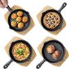 Navaris 4 Pentole in Ghisa - Pentola per Friggere - Set di Padelle Professionali - Bistecchiera - Pentola per Pane - Padella Forno Professionale - con Vassoio Legno Rettangolare