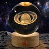 Excerando Lampada Sfera di Cristallo Saturno 3D 8 cm, Luce Notturna LED Multicolore Ricaricabile USB con Base in Legno, Sfera in Vetro K9 per Camera, Decorazione Casa e Regalo Astronomia
