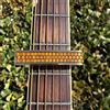 Thalia Capotasto Premium Series con finitura cromata nera e inserto Curly Hawaiian Koa Honeycomb