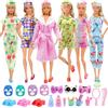 Xerteam 28 vestiti e accessori per bambole, pigiama per bambole e accappatoi compatibili con bambole Barbie, 4 graziosi pigiami per bambole 2 accappatoi articoli da toeletta maschera viso e maschera per gli