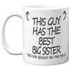 Stuff4 Tazza da caffè in ceramica con scritta This Guy Has The Best Big Sister, 325 ml, lavabile in lavastoviglie, regalo per fratello per compleanno, Natale, Babbo Natale segreto, tazza di alta